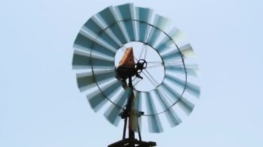 Eski rüzgar türbini su pompası kullanıyor