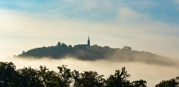Chiesa Protende Fuori Dalla Nebbia — Foto Stock