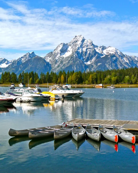 Barcos atracados en el lago Jackson cerca de la gama Grand Teton en Wyoming Fotos de stock libres de derechos