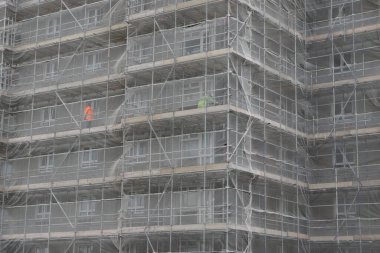 10 Eylül 2021 - Dorset, UK: Güvenlik ağı ile kaplı yapı iskelesi