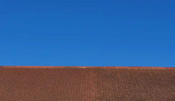 Céu azul profundo e fundo telhado de azulejos com espaço para cópia — Fotografia de Stock