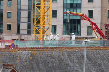 10 Eylül 2021 - Hants, UK: Vinçler ve işçilerle inşaat sahası