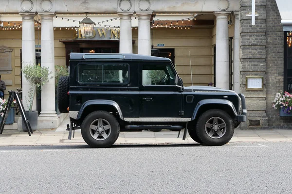 13 septiembre 2021 - Cambridge Reino Unido: Vista del Jeep fuera del restaurante — Foto de Stock