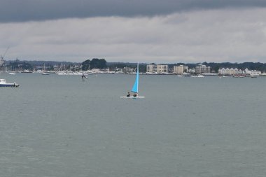 10 Eylül 2021 - Poole, UK: Limanda parlak mavi yelkenli 