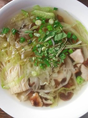 Vietnam usulü üç mantar çorbası. Paramparça otlar ve sebze yapraklarıyla.