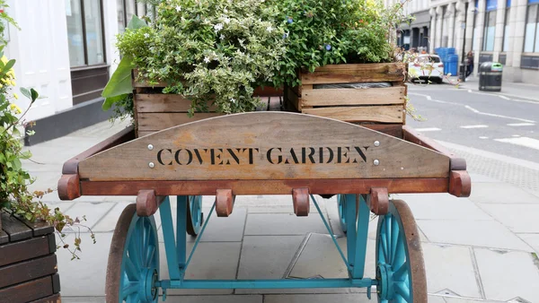 23 octubre 2021 - Covent Garden Londres: Encantadora carretilla con cajas de plantas — Foto de Stock
