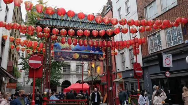 23 октября 2021 - China Town London: Charming street festooned with red lanterns — стоковое фото