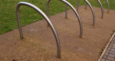 Metal bisiklet askısı ya da çimlerin yanında ayakta duran