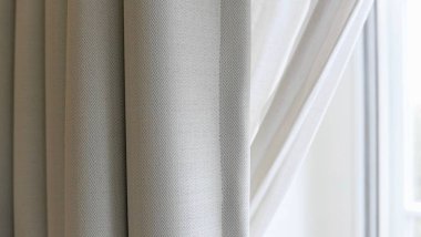 Kopyalamak için beyaz alanı olan pencerenin yanındaki soluk gri perde