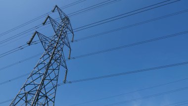 Kopya alanı olan mavi gökyüzüne karşı elektrik direği görüntüsü