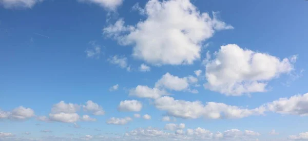 Volledig frame afbeelding van pluizige witte wolken in het midden van de blauwe hemel — Stockfoto