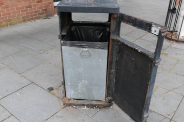 Paslı endüstriyel çöp kutusunu kapatın. Kopyalamak için yeri var.