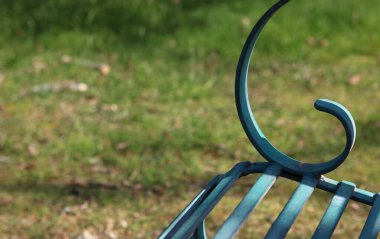 Yeşil metal bank, kol ve koltuk fotokopi alanı ile görünür.