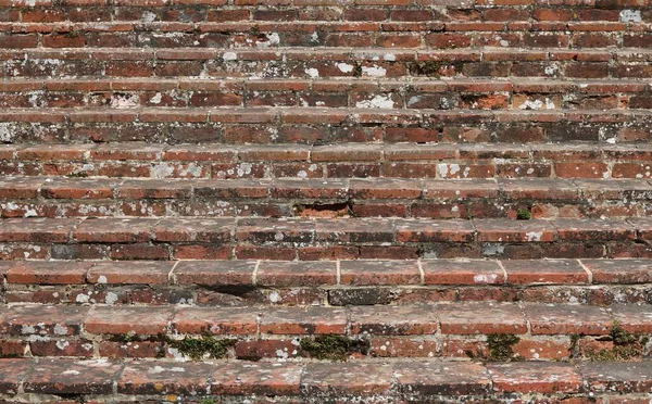 Imagem do quadro completo da escada velha do jardim do tijolo weathered com espaço da cópia — Fotografia de Stock