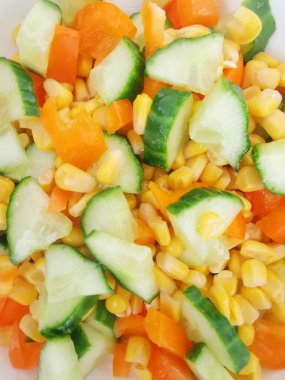 Salata, salatalık, mısır ve tatlı patatesli tam kare görüntü.