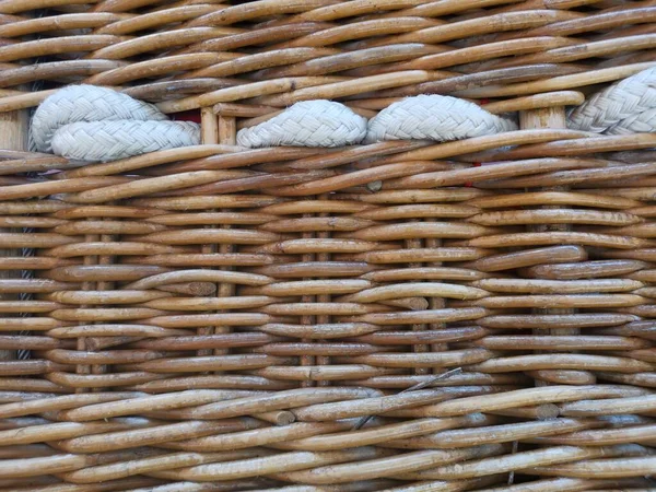 Primer plano de canasta de globo de aire caliente de mimbre tejida con cuerda para usar como fondo —  Fotos de Stock