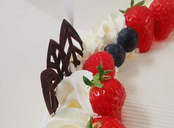 Rand Der Cremigen Torte Mit Schokoladenformen Blaubeeren Und Erdbeeren Verziert — Stockfoto