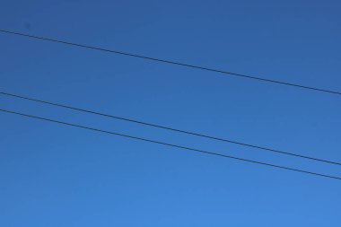 Güç iletim hatları derin mavi gökyüzüne fotokopi uzayı ile. Yüksek kalite fotoğraf