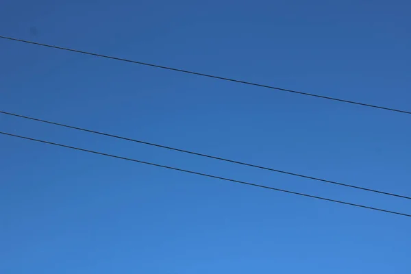 Líneas Transmisión Energía Contra Cielo Azul Profundo Con Espacio Copia — Foto de Stock