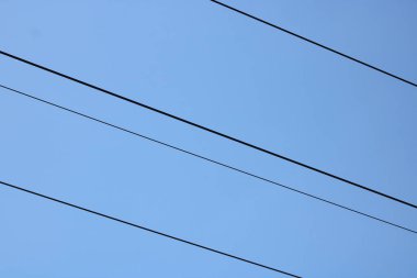 Güç iletim hatları derin mavi gökyüzüne fotokopi uzayı ile. Yüksek kalite fotoğraf