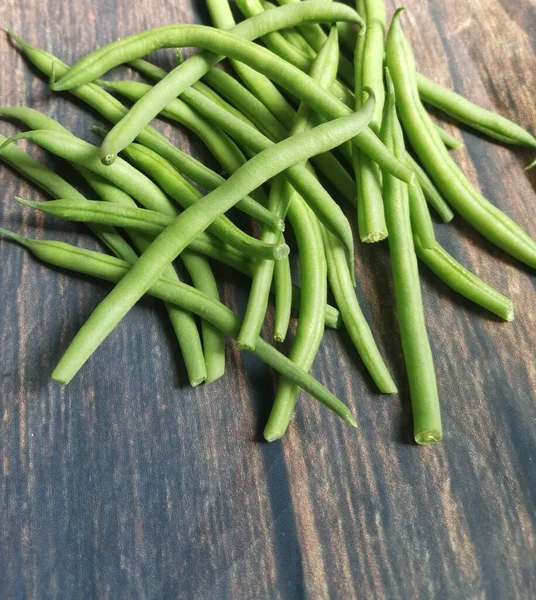 Ahşap kırsal masada yatan bir yığın Fransız fasulyesi. Yüksek kalite fotoğraf