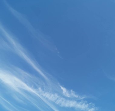 Soluk beyaz bulut formasyonuyla dolu güzel mavi gökyüzü. Kopyalama alanı olan yüksek kaliteli fotoğraf.