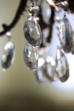 Cam avize damlacıklarından yansıyan ışığın dikey görüntüsü. Yüksek kalite fotoğraf