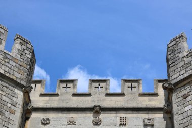 2 Haziran 2022 - Windsor, İngiltere: Windsor Kalesi dışı mavi gökyüzü. Yüksek kalite fotoğraf