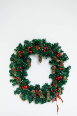 Kopyalama alanı olan beyaz bir arkaplanda Noel çelengi