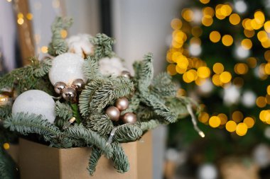 Köknar dalları, Noel topları ve pamukların Noel kompozisyonu. Seçici odaklanma. Boşluğu kopyala.