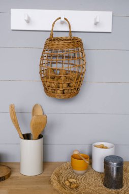 Modern mutfağın ahşap iç kısmı. İskandinav tarzı, kırsal tarzı.