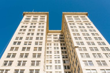 Tacoma, Washington, ABD. Nisan 2021. Şehir merkezinde mavi gökyüzüne karşı bir bina.