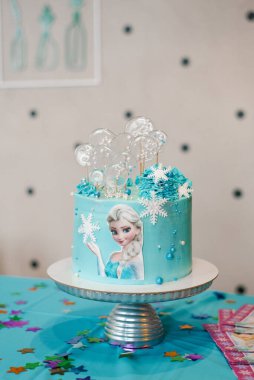Moskova, Rusya. Temmuz 2021. Donmuş kalp stili bebek pastası Elsa 'yla