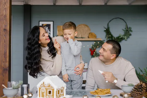 Küçük Çocuklu Mutlu Bir Avrupalı Amerikalı Aile Noel Mutfak Masasında — Stok fotoğraf