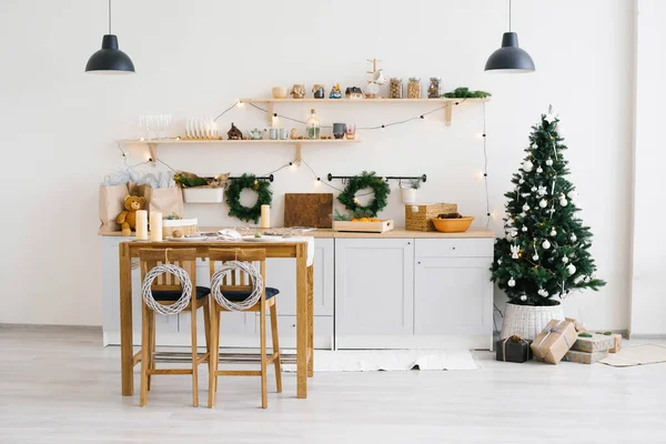 Noel mutfağı dekoru. Noel için kırsal mutfak. Açık renkli İskandinav mutfağının ayrıntıları.
