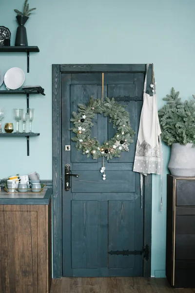 Різдвяний Вінок Дерев Яних Дверях Кухні Скандинавському Стилі Синіх Тонах — стокове фото