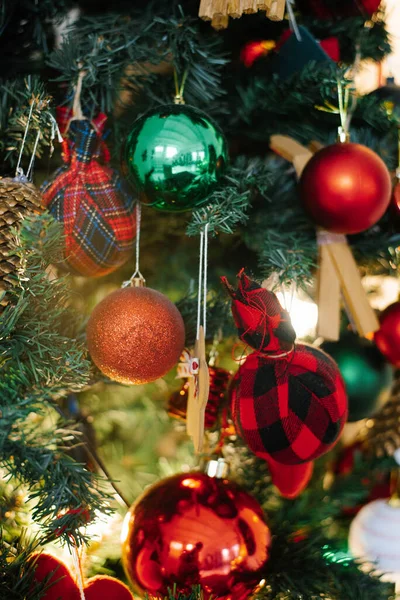 Kerst Achtergrond Van Rode Groene Kerstboom Speelgoed Brandende Lichten Boom — Stockfoto