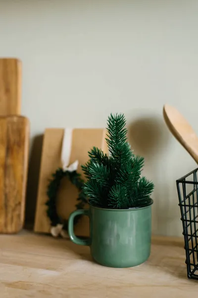 Árbol Navidad Una Taza Verde Metálica Decoración Cocina Escandinava — Foto de Stock