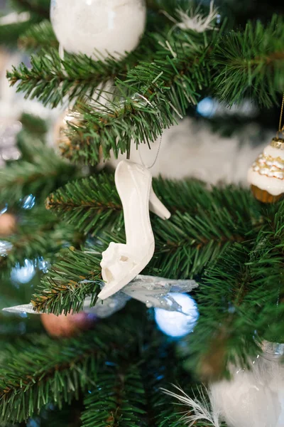크리스마스 트리에 매달려 크리스마스 장난감 슬리퍼 — 스톡 사진