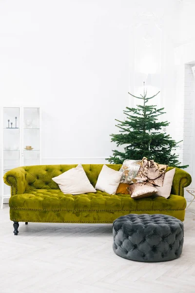 Klasyczna Zielona Sofa Poduszkami Szarym Otomanem Choinka Eleganckim Luksusowym Białym — Zdjęcie stockowe