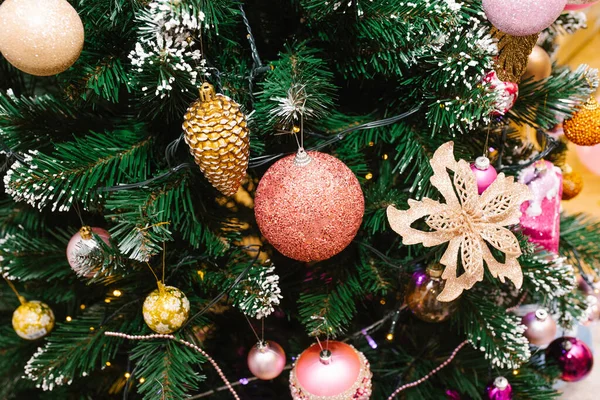 Roze Kerstballen Gouden Kegels Met Bloemen Hangen Aan Kerstboom Kopieerruimte — Stockfoto