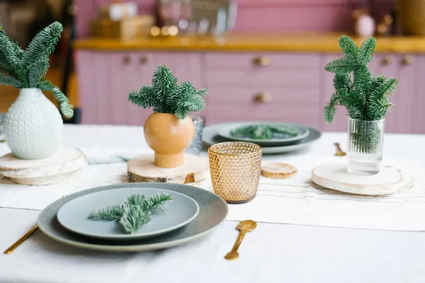 Frische Tannenzweige Oder Kiefern Einer Keramikvase Eine Vase Auf Dem — Stockfoto