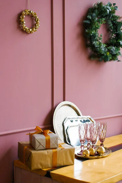 Рожеві Окуляри Подарункові Коробки Ялинковий Вінок Металеві Лотки Рожевій Кухні — стокове фото