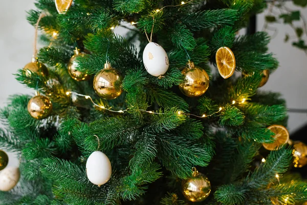 Kerstboom Versierd Met Speelgoed Gedroogde Citroenen Sinaasappels Gouden Ballen Witte — Stockfoto