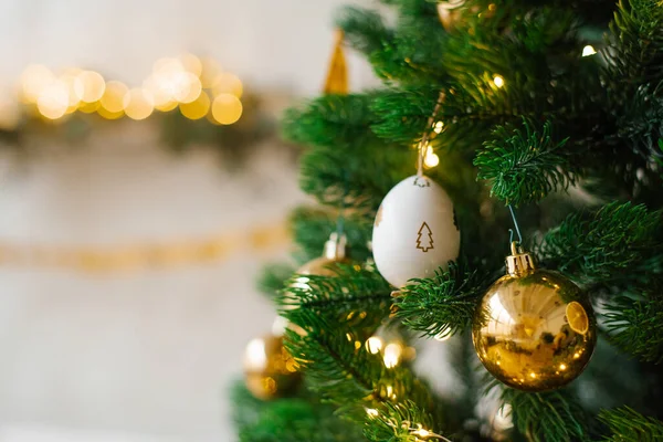 Árbol Navidad Está Decorado Con Juguetes Bolas Oro Huevos Blancos — Foto de Stock