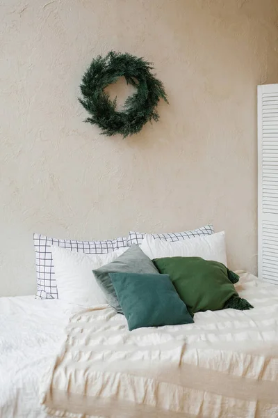 Weihnachtsdekor Schlafzimmer Und Ein Kranz Der Wand Skandinavischen Stil — Stockfoto