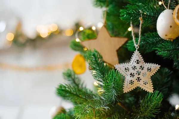 Árbol Navidad Está Decorado Con Juguetes Estrellas Doradas Huevos Blancos — Foto de Stock