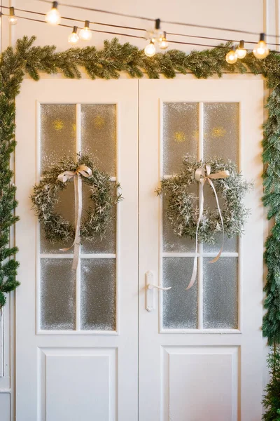 Tradycyjny Świąteczny Wieniec Drzwiach Wiejskiego Domu — Zdjęcie stockowe