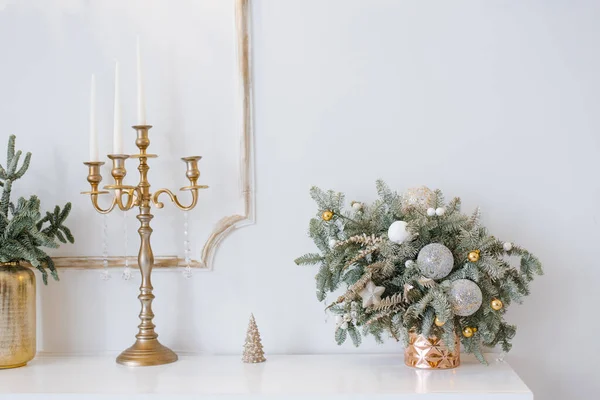 Vánoční Výzdoba Klasickém Obývacím Pokoji Nebo Ložnici Jasných Barvách Smrkové — Stock fotografie