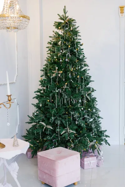 一间明亮的客厅里 有一棵精致美丽的圣诞树 圣诞树上装饰着玻璃球 形似花环 — 图库照片
